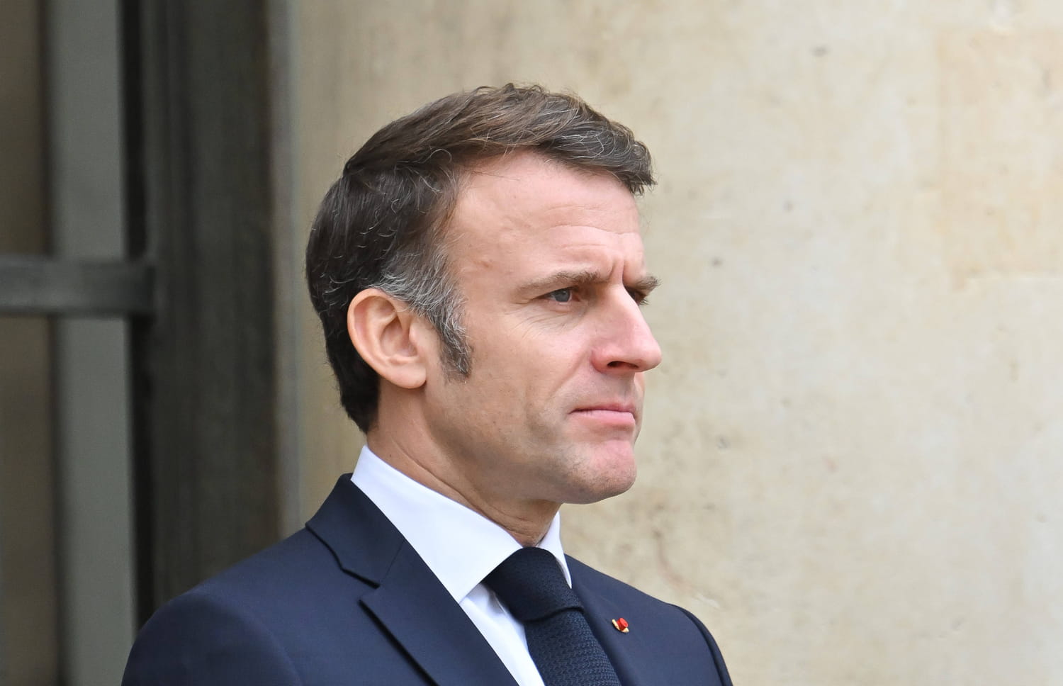 Un tableau le montrant mort indigne Macron, il porte plainte