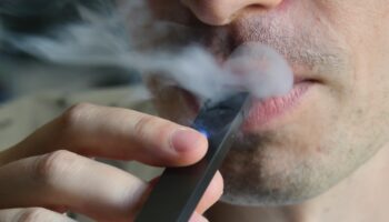 Le ministre australien de la Santé a annoncé mardi des mesures strictes pour limiter le vapotage, accusant l'industrie du tabac de vouloir rendre les adolescents de la prochaine "génération accros à la nicotine"