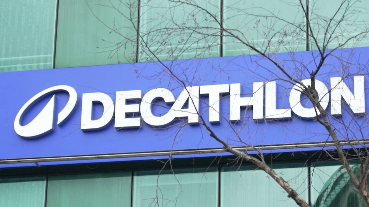 Decathlon : le coton de certains vêtements a-t-il été récolté par des Ouïghours ?