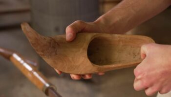 Tradition : en Ariège, le dernier sabotier partage son savoir-faire