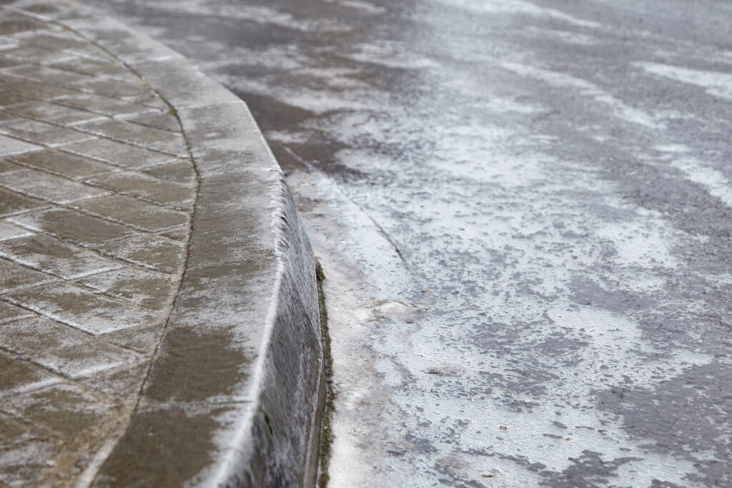 Oubliez le sel et le sable, cet ingrédient gratuit est encore plus efficace contre le verglas devant chez vous