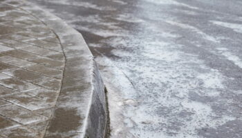 Oubliez le sel et le sable, cet ingrédient gratuit est encore plus efficace contre le verglas devant chez vous