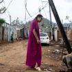 La psychologue Mona Fandi rencontre des habitants du quartier de Cavani Sud (est de Mayotte), pour leur proposer une aide médicale, le 2 janvier 2025