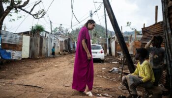 La psychologue Mona Fandi rencontre des habitants du quartier de Cavani Sud (est de Mayotte), pour leur proposer une aide médicale, le 2 janvier 2025