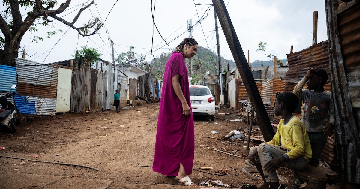 La psychologue Mona Fandi rencontre des habitants du quartier de Cavani Sud (est de Mayotte), pour leur proposer une aide médicale, le 2 janvier 2025