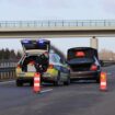 Polizisten stoppen den flüchtigen Autofahrer auf der Autobahn 31. Foto: Matthias Brüning/dpa