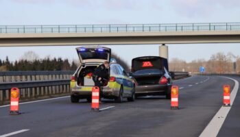 Polizisten stoppen den flüchtigen Autofahrer auf der Autobahn 31. Foto: Matthias Brüning/dpa