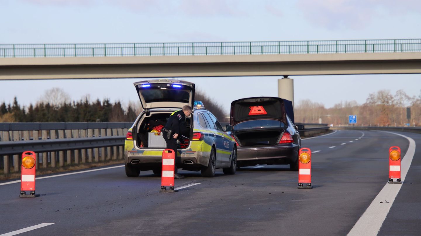 Polizisten stoppen den flüchtigen Autofahrer auf der Autobahn 31. Foto: Matthias Brüning/dpa