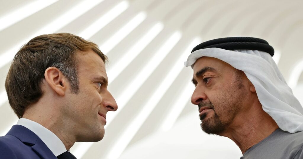 Photo d'archive du président français Emmanuel Macron (G) et son homologue émirati Mohammed ben Zayed al-Nahyane à Dubaï, le 3 décembre 2021