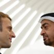 Photo d'archive du président français Emmanuel Macron (G) et son homologue émirati Mohammed ben Zayed al-Nahyane à Dubaï, le 3 décembre 2021