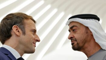 Photo d'archive du président français Emmanuel Macron (G) et son homologue émirati Mohammed ben Zayed al-Nahyane à Dubaï, le 3 décembre 2021