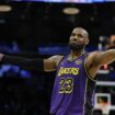 NBA : à 40 ans, LeBron James dépasse Michael Jordan et devient le plus vieux joueur à atteindre la barre des 40 points dans un match