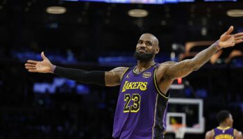 NBA : à 40 ans, LeBron James dépasse Michael Jordan et devient le plus vieux joueur à atteindre la barre des 40 points dans un match