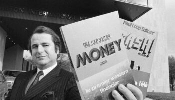 L'écrivain Paul-Loup Sulitzer montre ses deux best-sellers "Money" et "Cash", le 28 octobre 1981 à Strasbourg