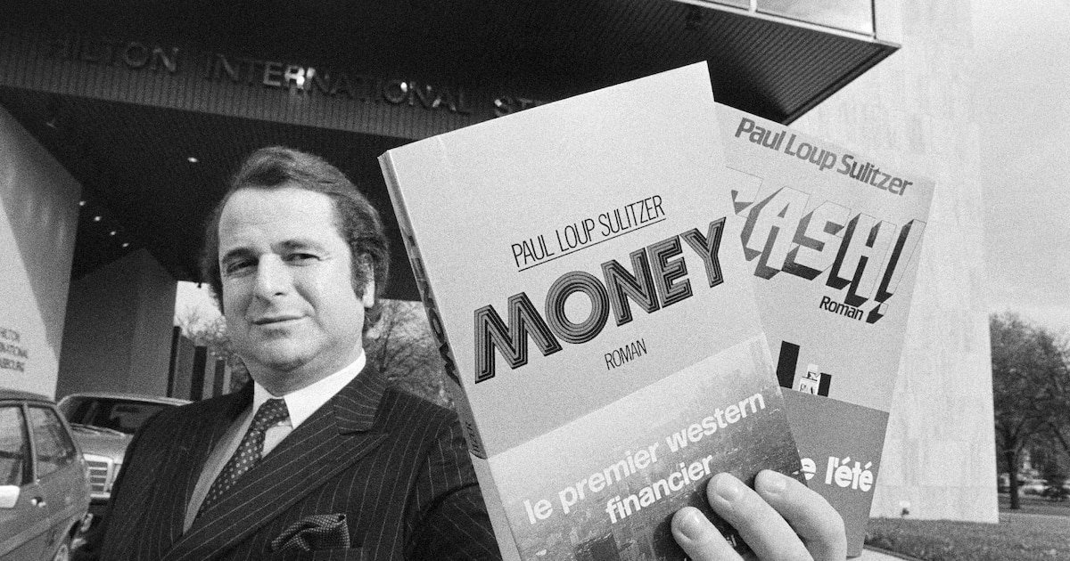 L'écrivain Paul-Loup Sulitzer montre ses deux best-sellers "Money" et "Cash", le 28 octobre 1981 à Strasbourg