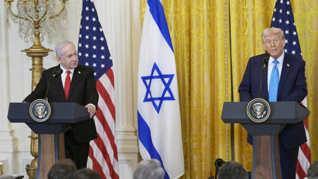 Benyamin Nétanyahou a offert à Donald Trump un bipeur en or, en référence à l'opération israélienne contre le Hezbollah libanais, lors de son voyage à Washington