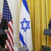 Benyamin Nétanyahou a offert à Donald Trump un bipeur en or, en référence à l'opération israélienne contre le Hezbollah libanais, lors de son voyage à Washington