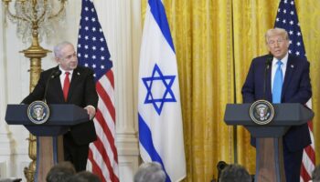 Benyamin Nétanyahou a offert à Donald Trump un bipeur en or, en référence à l'opération israélienne contre le Hezbollah libanais, lors de son voyage à Washington