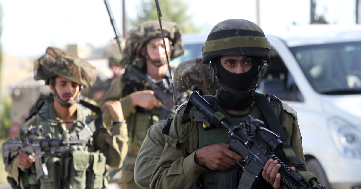 Des soldats de Tsahal patrouillent le 16 juin 2014 dans la ville d'Hebron en Cisjordanie après l'enlèvement de trois israéliens