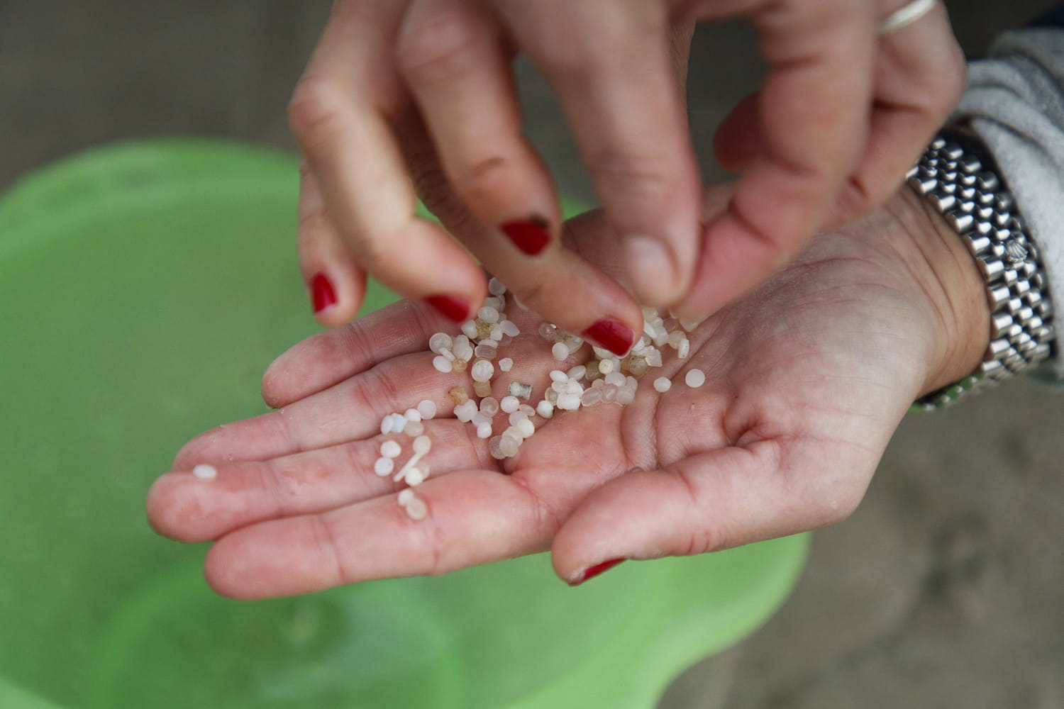 Finistère : d'où viennent ces milliers de billes de plastiques qui envahissent une plage ?