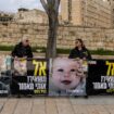 Des proches d'otages israéliens à Gaza tiennent des photos d'une mère et de ses deux enfants encore captifs, lors d'une manifestation devant le bureau du Premier ministre à Jérusalem, le 3 février 2025