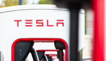 «Je n’ai plus envie d’être associée à cette marque» : au Superchargeur Tesla de Thiais, l’image de Musk désoriente les propriétaires