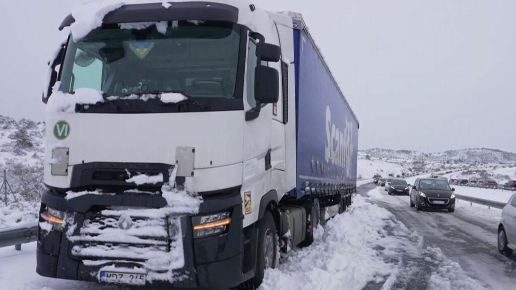 Massif central : une tempête de neige sème la pagaille