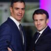 Le Premier ministre espagnol Pedro Sanchez (à gauche) et le président français Emmanuel Macron lors d'un sommet euro-méditerranéen à Alicante (Espagne), le 9 décembre 2022