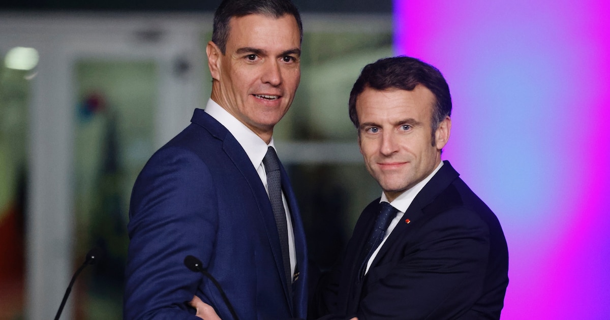 Le Premier ministre espagnol Pedro Sanchez (à gauche) et le président français Emmanuel Macron lors d'un sommet euro-méditerranéen à Alicante (Espagne), le 9 décembre 2022