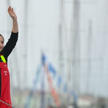 Violette Dorange, la benjamine du Vendée Globe, franchit la ligne d’arrivée sous les hourras