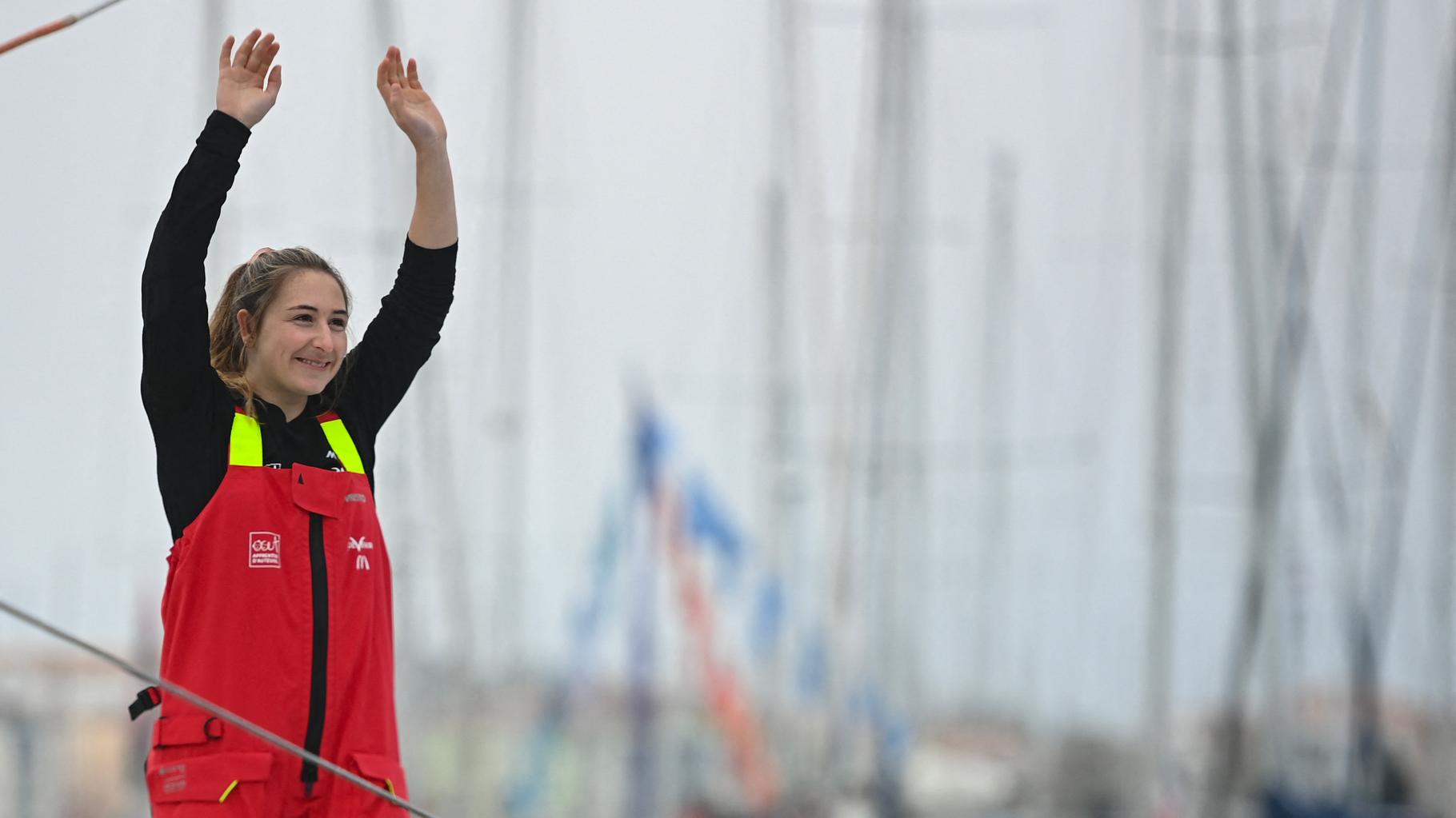 Violette Dorange, la benjamine du Vendée Globe, franchit la ligne d’arrivée sous les hourras