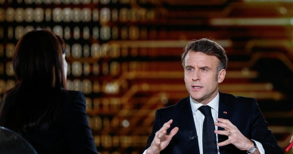 Le président français Emmanuel Macron répond aux questions des journalistes lors d'une interview télévisée diffusée sur la chaîne France 2 et en Inde à la veille du Sommet d'action sur l'intelligence artificielle (IA), au Grand Palais, à Paris, le 9 février 2025.