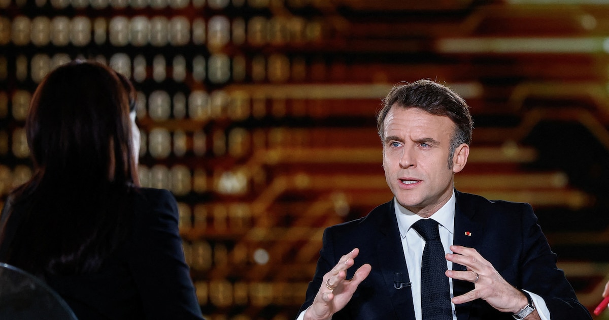 Le président français Emmanuel Macron répond aux questions des journalistes lors d'une interview télévisée diffusée sur la chaîne France 2 et en Inde à la veille du Sommet d'action sur l'intelligence artificielle (IA), au Grand Palais, à Paris, le 9 février 2025.