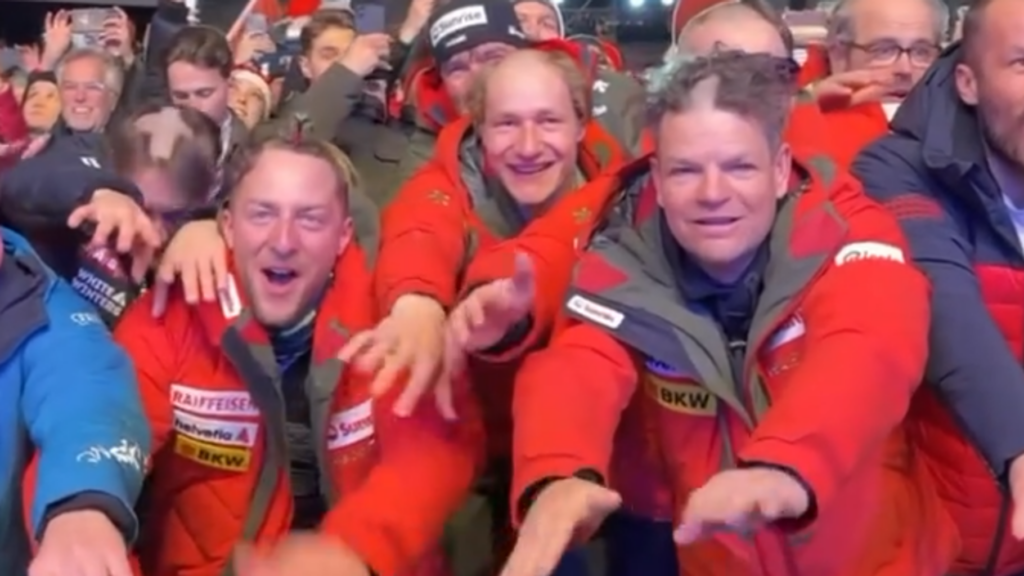 Mondiaux de ski en Autriche : après la victoire de Franjo Von Allmen, la célébration décoiffante de l’équipe suisse