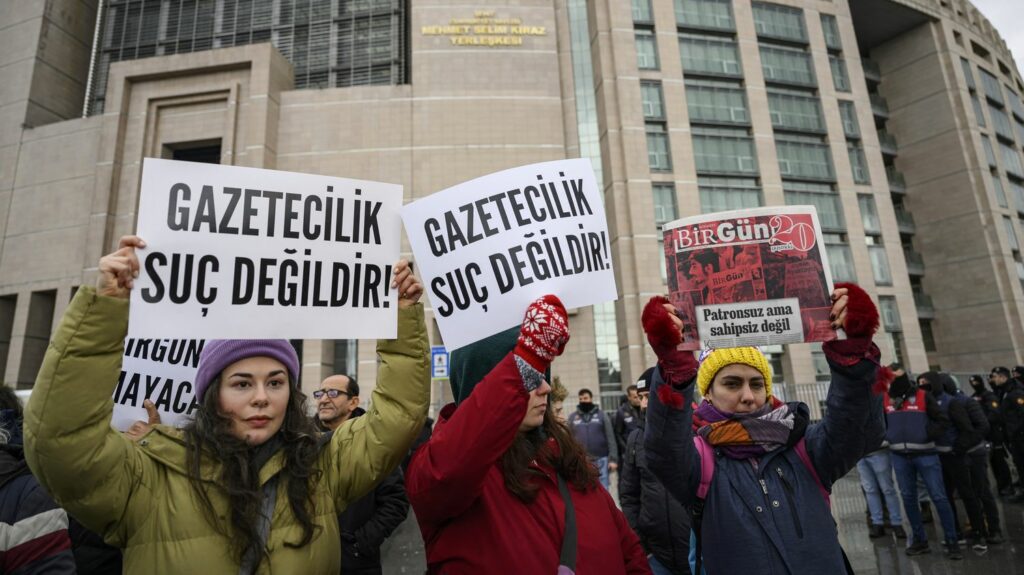 Trois journalistes turcs interpellés puis relâchés après un article sur le procureur d'Istanbul