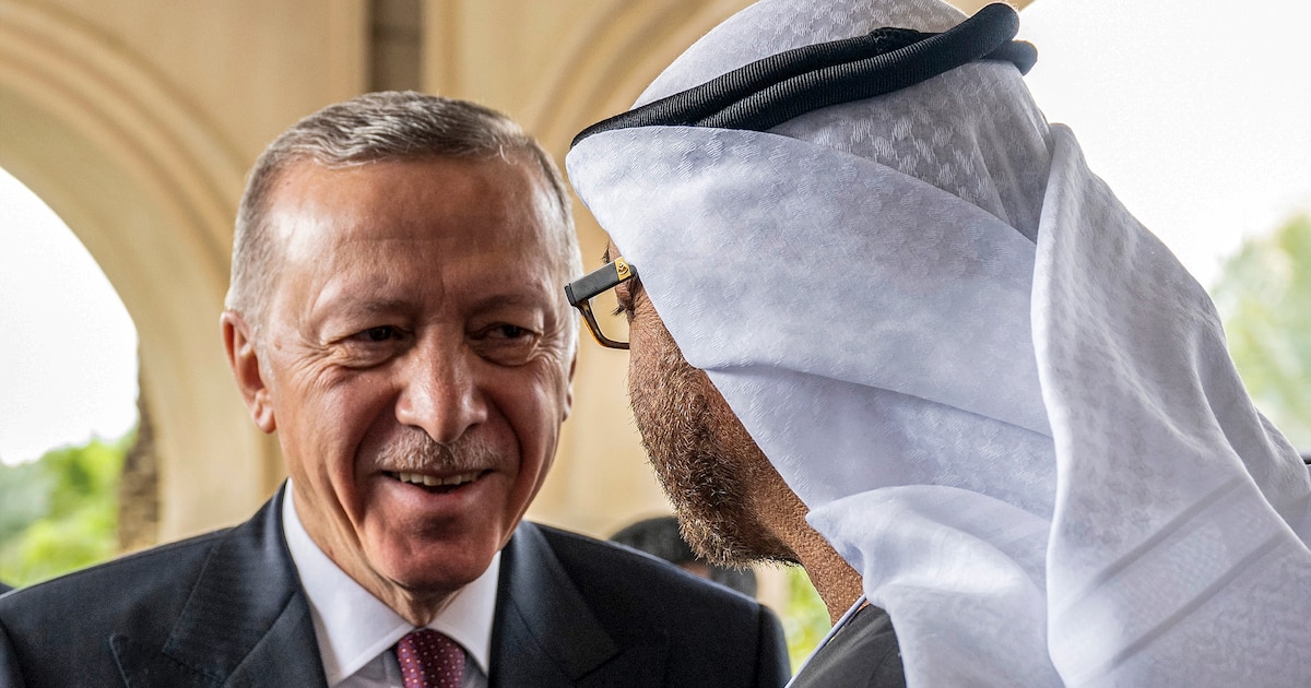 Cette photo fournie par la Cour présidentielle des Émirats arabes unis montre son président, Cheikh Mohamed ben Zayed al-Nahyan (à droite), recevant le président turc Recep Tayyip Erdogan lors du Sommet mondial des gouvernements de 2024 à Jumeirah, Dubaï, le 13 février 2024