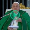 Le pape François a « du mal à respirer » en pleine messe et demande de l’aide pour lire son discours