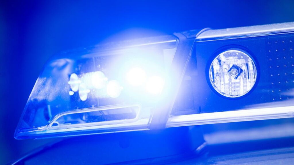 Nackter 24-Jähriger greift Mann nach Verkehrsunfall mit Messer an