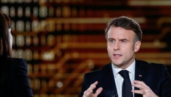 Le président français Emmanuel Macron répond aux questions des journalistes lors d'une interview télévisée au Grand Palais, à Paris, le 9 février 2025