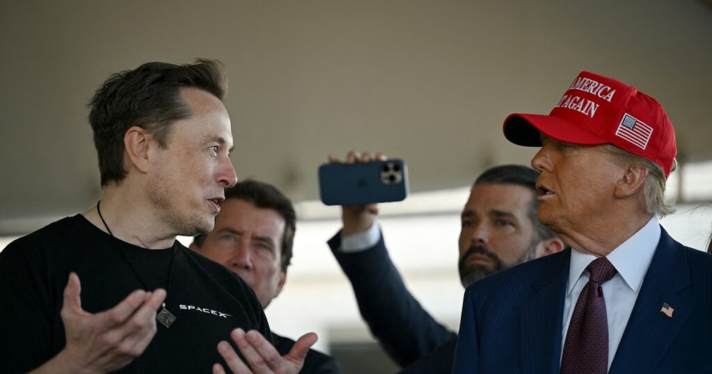 Elon Musk s'entretient avec le président élu des États-Unis Donald Trump lors de la visualisation du lancement du sixième vol d'essai de la fusée SpaceX Starship, le 19 novembre 2024 à Brownsville, au Texas.