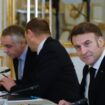 Vive Le Chat!", a écrit sur le réseau social X le président français Emmanuel Macron, ici avec le vice-Premier ministre chinois lors du Sommet sur l'intelligence artificielle à l'Élysée à Paris, le 10 février 2025