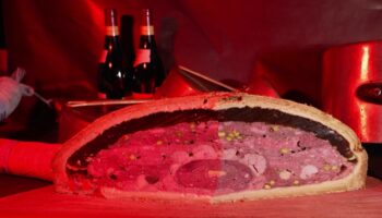 Gastronomie : 14 viandes, sept heures de cuisson... L'impressionnante recette d'un pâté en croûte longtemps oublié