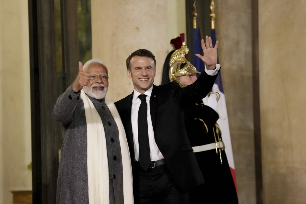 "Des embrassades" qui auront des répercussions : la proximité entre Macron et le président indien interroge