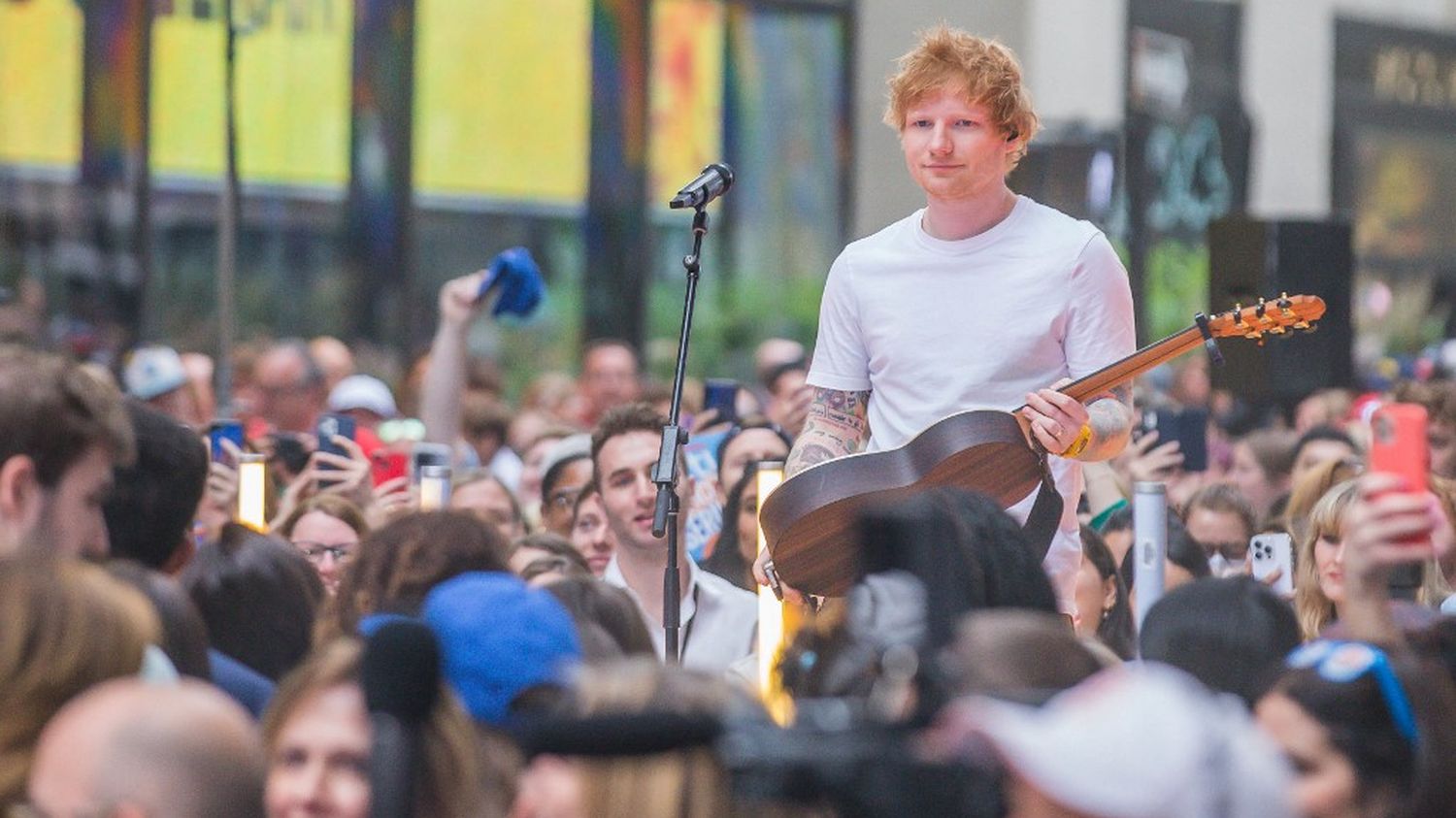 Le chanteur Ed Sheeran interrompu par la police lors d'un concert de rue en Inde