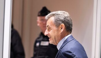 « Je dois rester calme mais, à un moment donné, les innocents ont le droit de s’indigner » : au procès libyen, Nicolas Sarkozy, son bracelet et ses dénégations