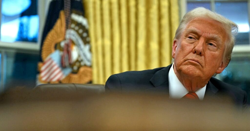 Donald Trump dans le Bureau ovale à Washington le 10 janvier 2025