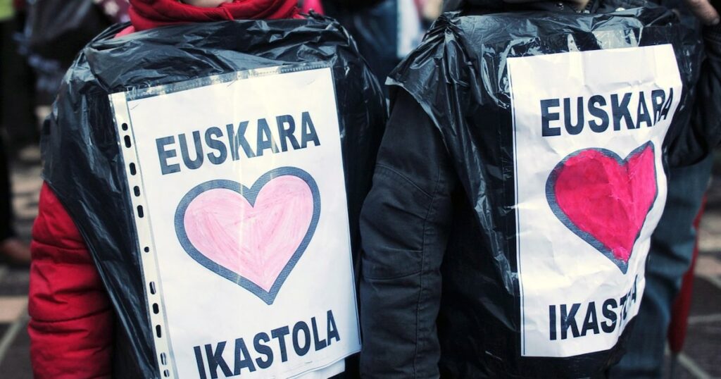 "Enseigner l’histoire-géo en basque, c'est non !", déclare Alba Ventura, tout en se disant favorable à la transmission des langues régionales. Or, l'un ne va pas sans l'autre...