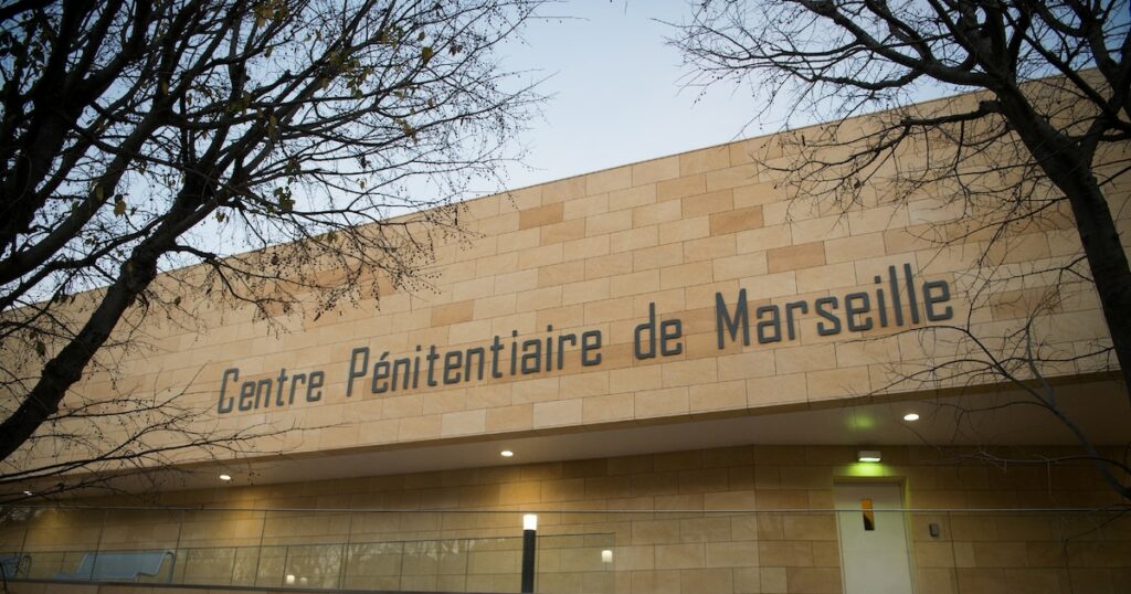 Menacés de mort, la directrice de la prison marseillaise des Baumettes et un de ses adjoints, objet d'un "contrat", ont été temporairement éloignés de leurs fonctions et placés sous protection