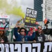 Des manifestants israéliens brandissent pancartes et banderoles devant le bureau du Premier ministre à Jérusalem, appelant à continuer de mettre en application l'accord de trêve à Gaza afin de ramener tous les otages encore captifs, le 11 février 2025