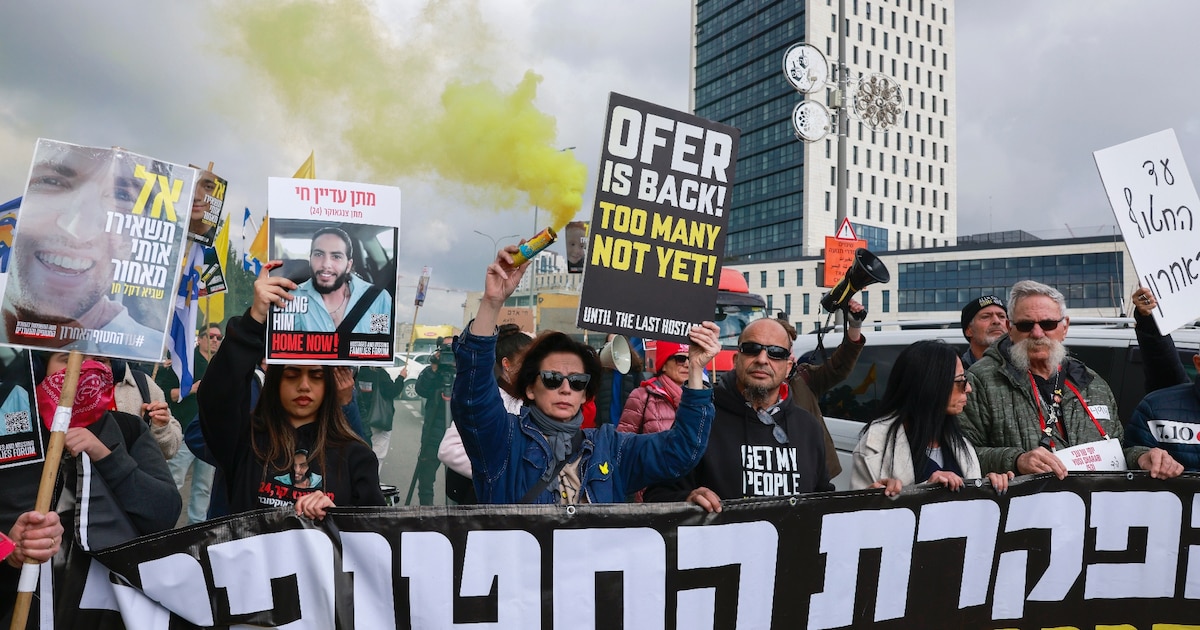 Des manifestants israéliens brandissent pancartes et banderoles devant le bureau du Premier ministre à Jérusalem, appelant à continuer de mettre en application l'accord de trêve à Gaza afin de ramener tous les otages encore captifs, le 11 février 2025